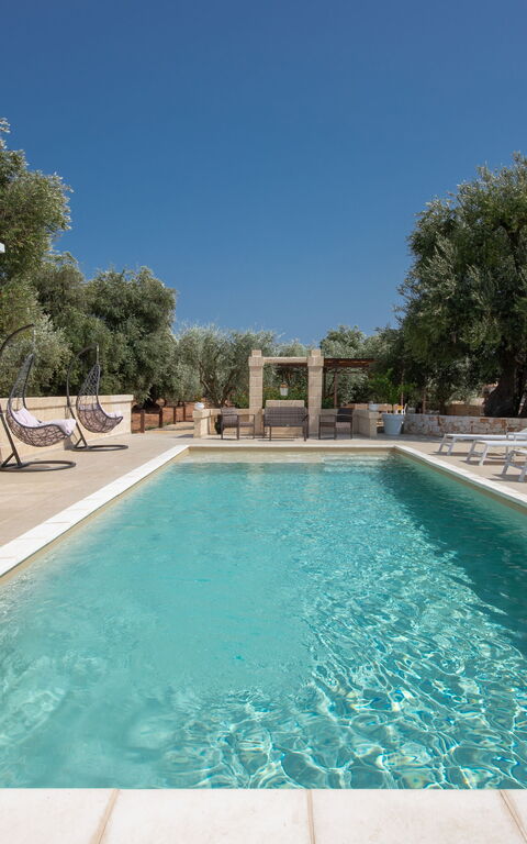 Terra Mater: Buitenkanten, Buitenshuis, zwembad