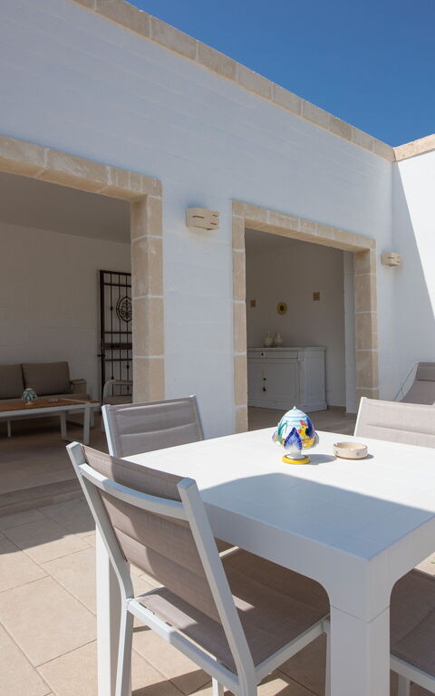 Terra Mater: Buitenkanten, Buitenshuis