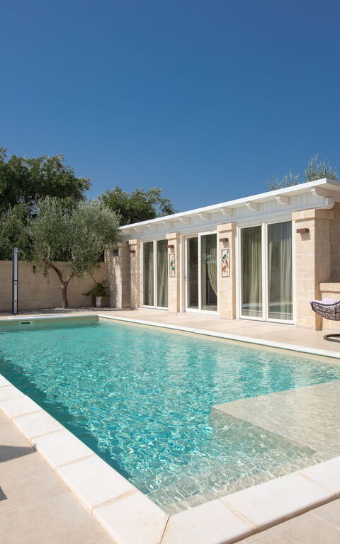 Terra Mater: Buitenkanten, Buitenshuis, zwembad