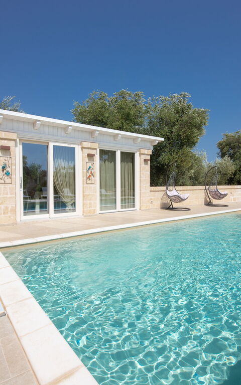 Terra Mater: Buitenkanten, Buitenshuis, zwembad