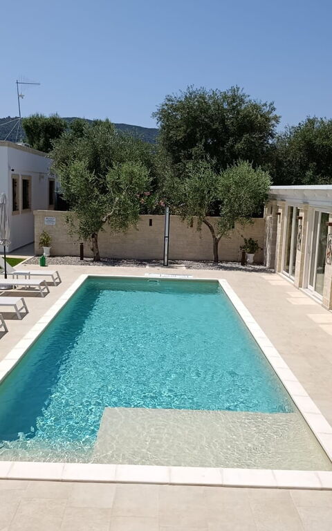 Terra Mater: Buitenkanten, Buitenshuis, zwembad