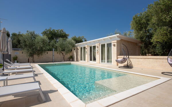 Terra Mater: Buitenkanten, Buitenshuis, zwembad