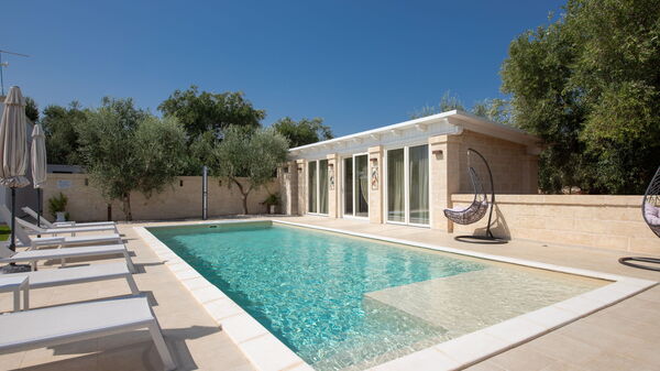 Terra Mater: Buitenkanten, Buitenshuis, zwembad