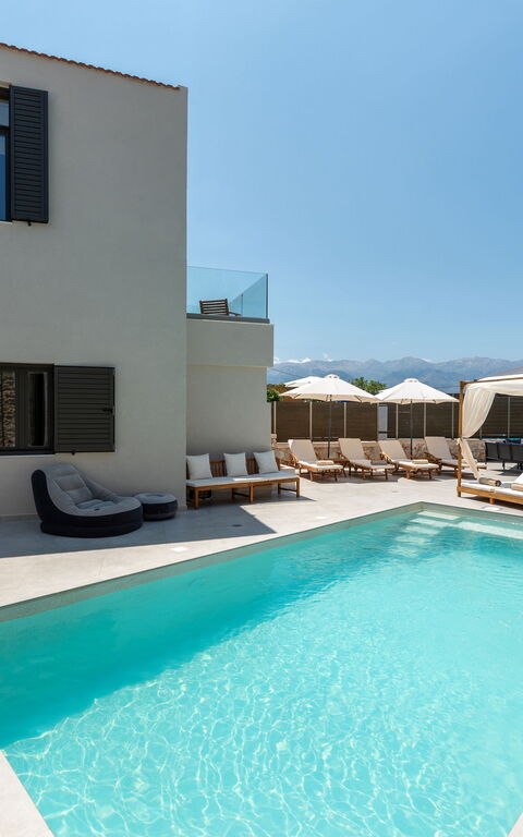 Villa Paul: Buitenkanten, Buitenshuis, Tuin, zwembad