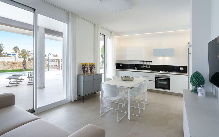 Villa Paradisus: Keuken, Lunchroom, Woonkamer