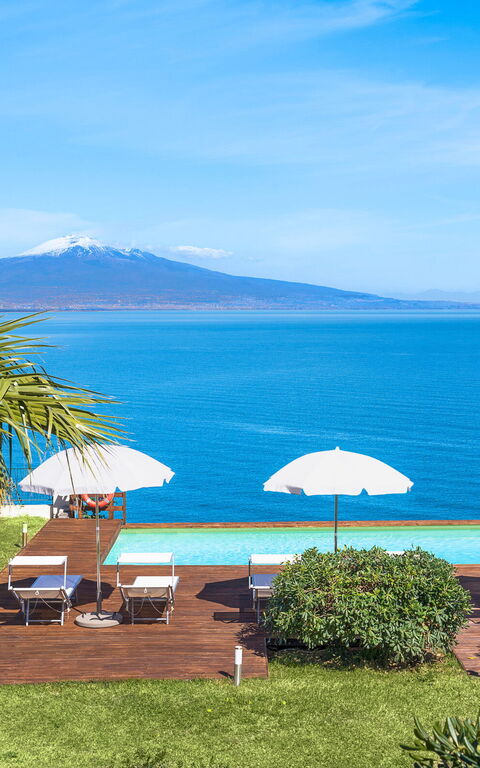 Villa Coralia: Buitenkanten, Buitenshuis, Keer bekeken, Tuin, zwembad