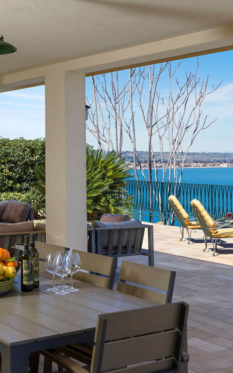 Villa Coralia: Buitenkanten, Buitenshuis, Keer bekeken