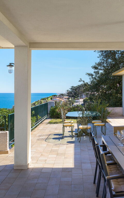 Villa Coralia: Buitenkanten, Buitenshuis, Keer bekeken