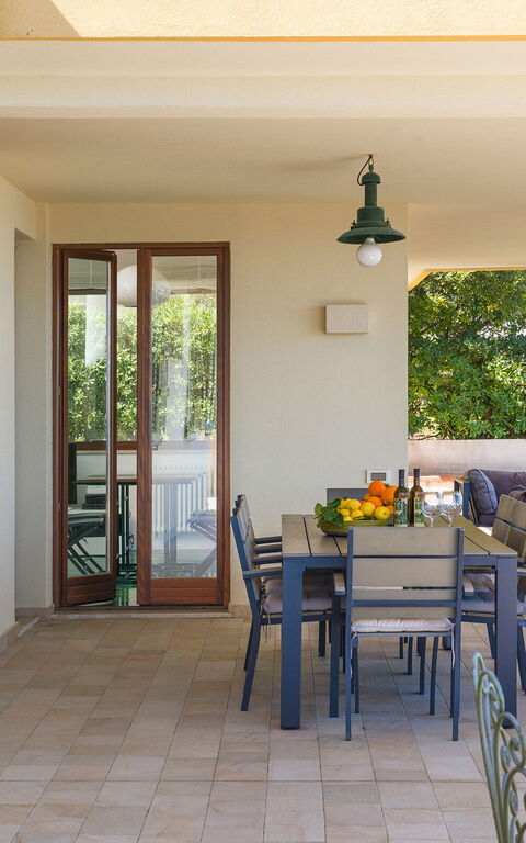 Villa Coralia: Buitenkanten, Buitenshuis