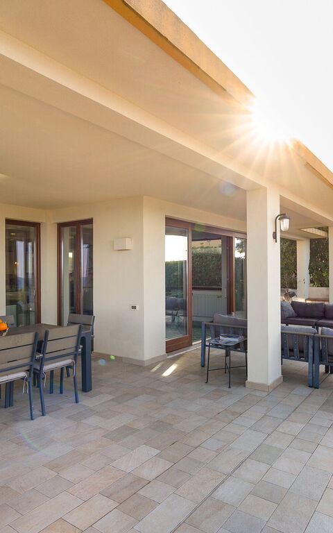 Villa Coralia: Buitenkanten, Buitenshuis