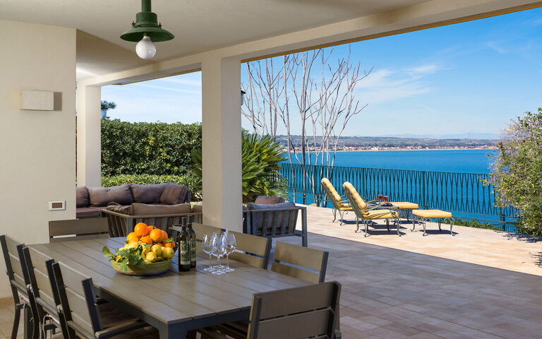 Villa Coralia: Buitenkanten, Buitenshuis, Keer bekeken