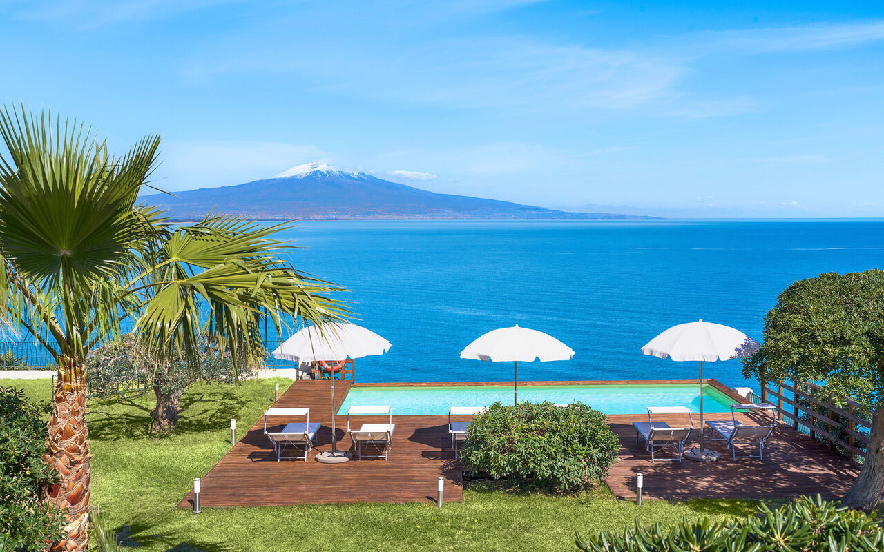 Villa Coralia: Buitenkanten, Buitenshuis, Keer bekeken, Tuin, zwembad