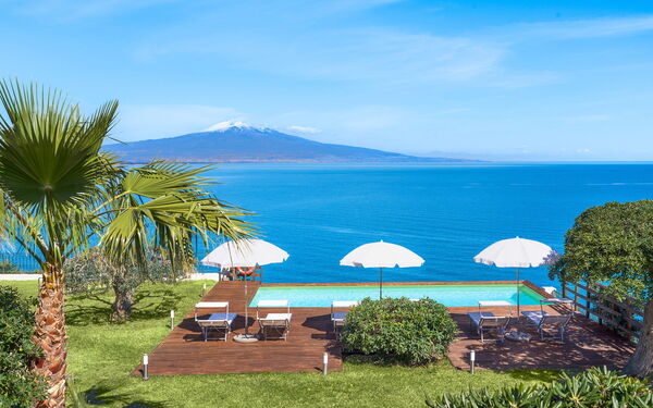 Villa Coralia: Buitenkanten, Buitenshuis, Keer bekeken, Tuin, zwembad