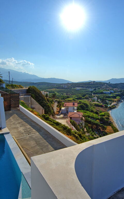 Villa Sapphire: Buitenshuis, zwembad