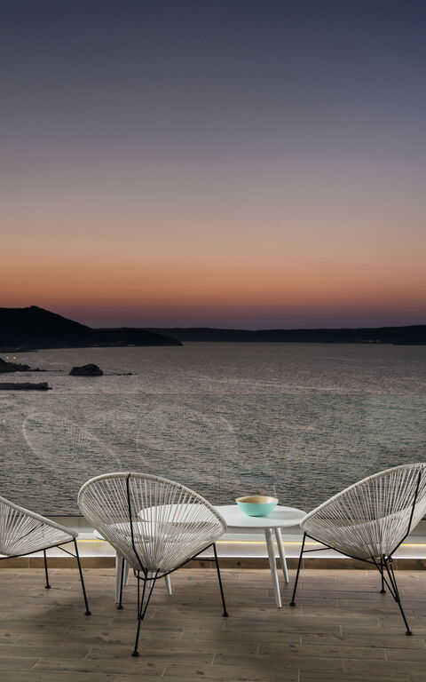 Villa Sapphire: Buitenshuis, Keer bekeken