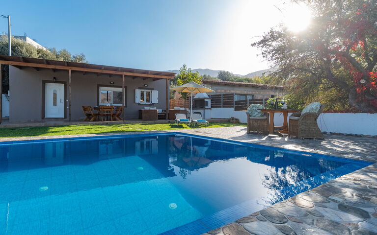 Villa Rose: Buitenkanten, Buitenshuis, Tuin, zwembad