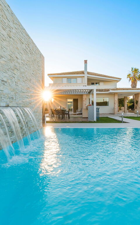 Villa Dilecta: Buitenkanten, Buitenshuis, zwembad