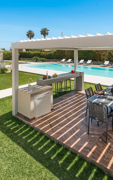 Villa Dilecta: Balkon / terras / patio, Buitenkanten, Buitenshuis, Tuin, zwembad