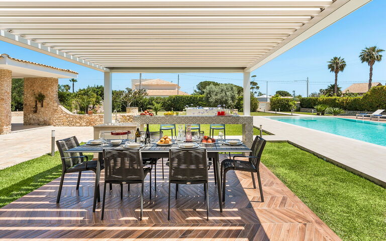 Villa Dilecta: Balkon / terras / patio, Buitenkanten, Buitenshuis, Tuin, zwembad