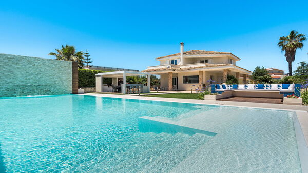 Villa Dilecta: Buitenkanten, Buitenshuis, zwembad