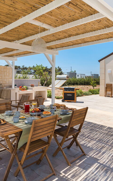 Villa Paolina: Buitenkanten, Buitenshuis