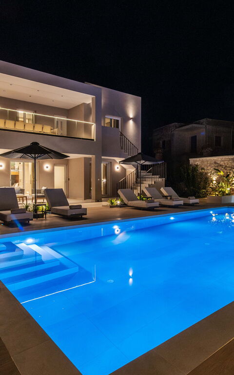 Villa Serenity: Buitenkanten, Buitenshuis, zwembad