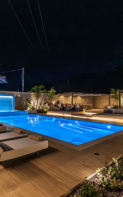 Villa Serenity: Buitenshuis, zwembad