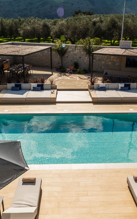 Villa Serenity: Buitenshuis, zwembad