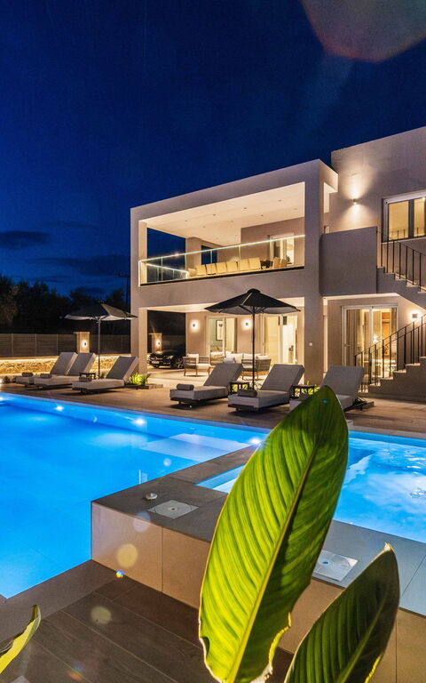 Villa Serenity: Buitenkanten, Buitenshuis, zwembad