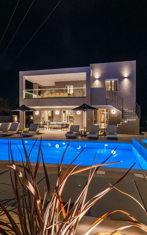 Villa Serenity: Buitenkanten, Buitenshuis, zwembad