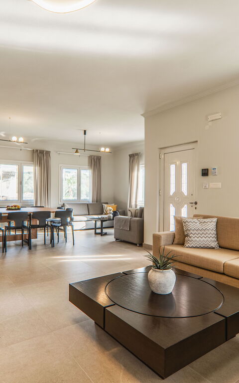 Villa Serenity: Lunchroom, Woonkamer