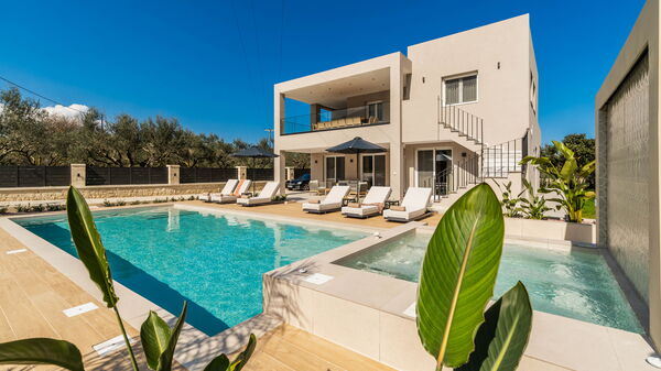 Villa Serenity: Buitenkanten, Buitenshuis, zwembad