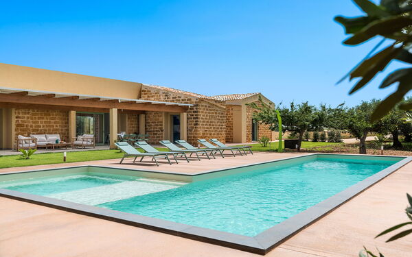 Villa Cavalè: Buitenkanten, Buitenshuis, zwembad