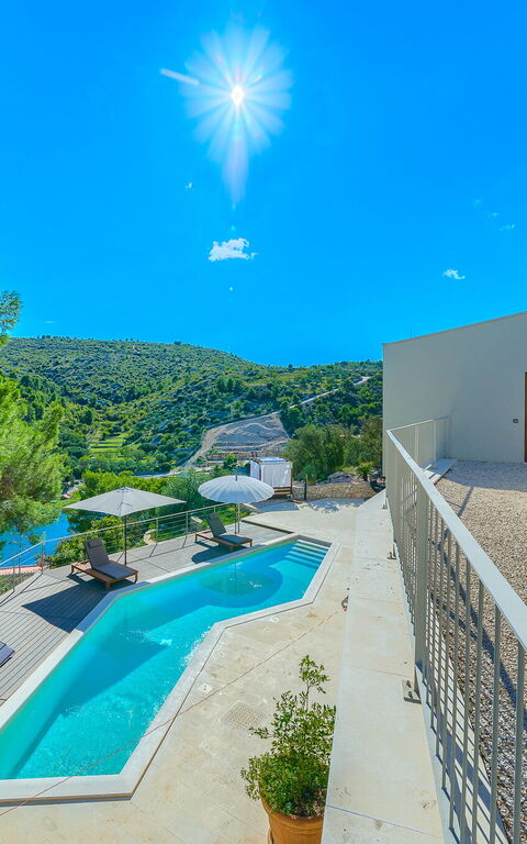 Villa Pine Haven: Buitenkanten, Buitenshuis, zwembad