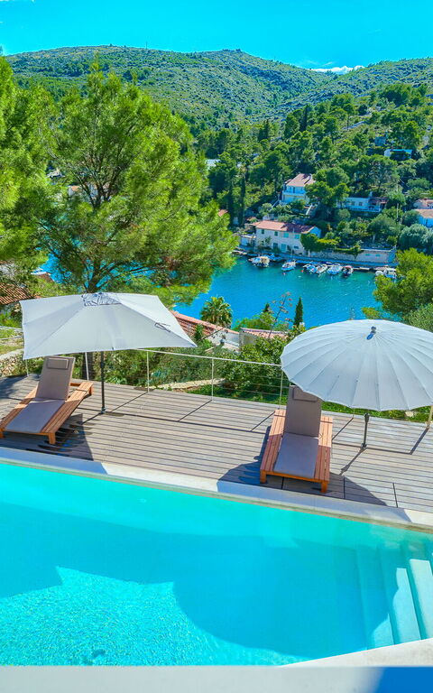 Villa Pine Haven: Buitenkanten, Buitenshuis, zwembad