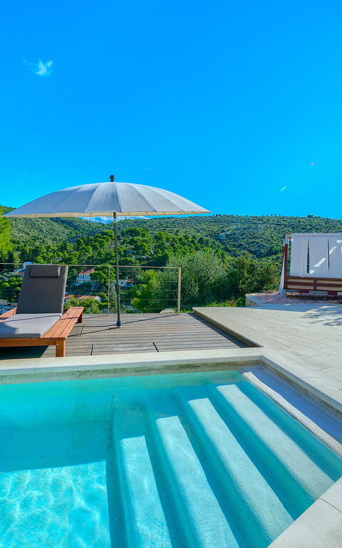 Villa Pine Haven: Buitenkanten, Buitenshuis, zwembad