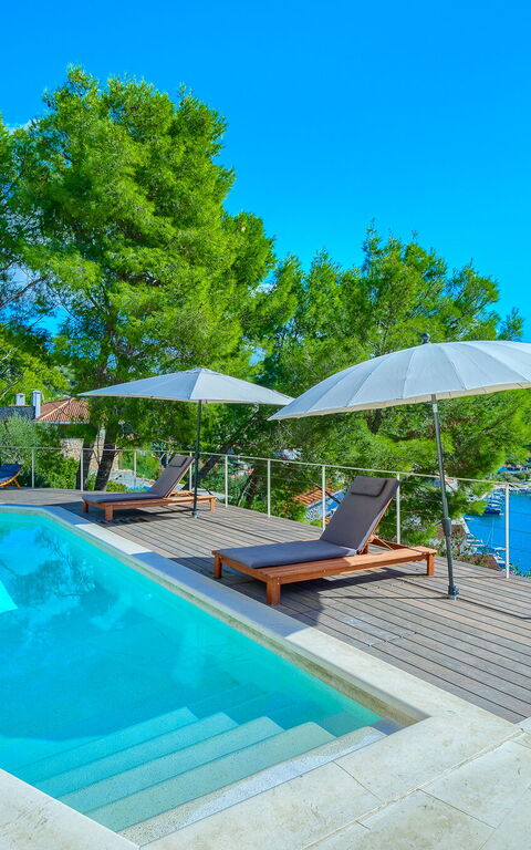 Villa Pine Haven: Buitenkanten, Buitenshuis, zwembad