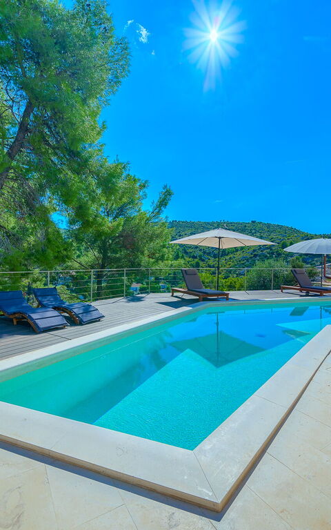 Villa Pine Haven: Buitenkanten, Buitenshuis, zwembad