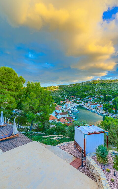 Villa Pine Haven: Buitenkanten, Buitenshuis, zwembad