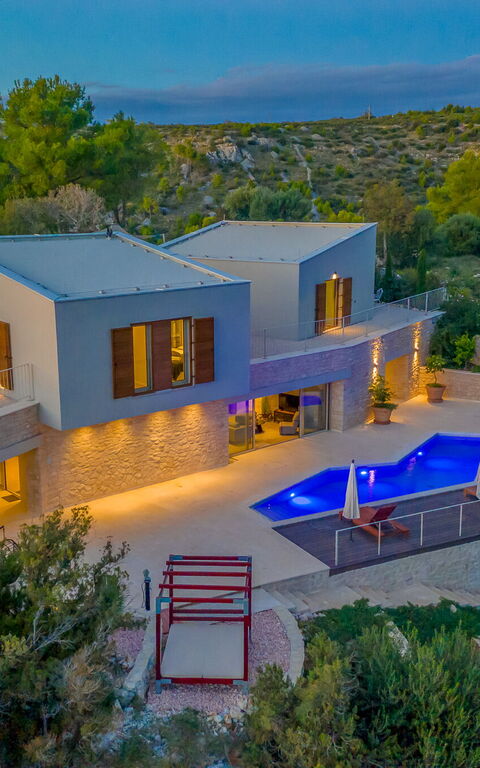 Villa Pine Haven: Buitenkanten, Buitenshuis, zwembad