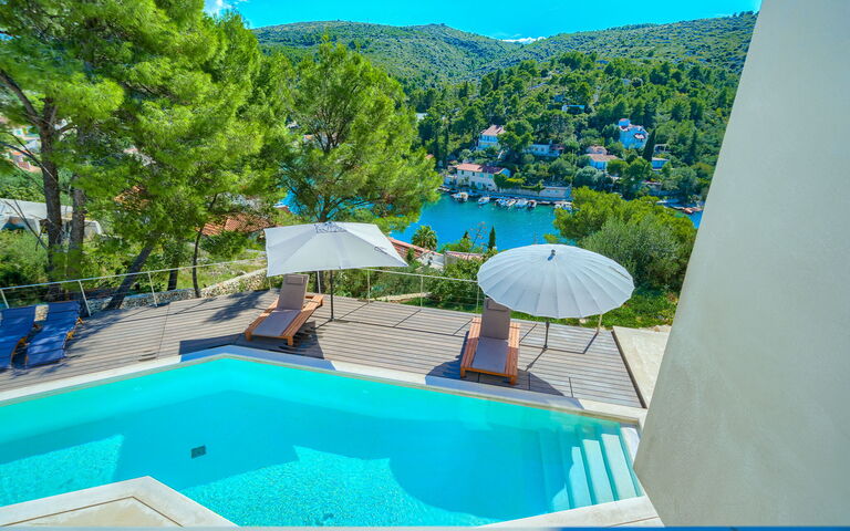 Villa Pine Haven: Buitenkanten, Buitenshuis, zwembad