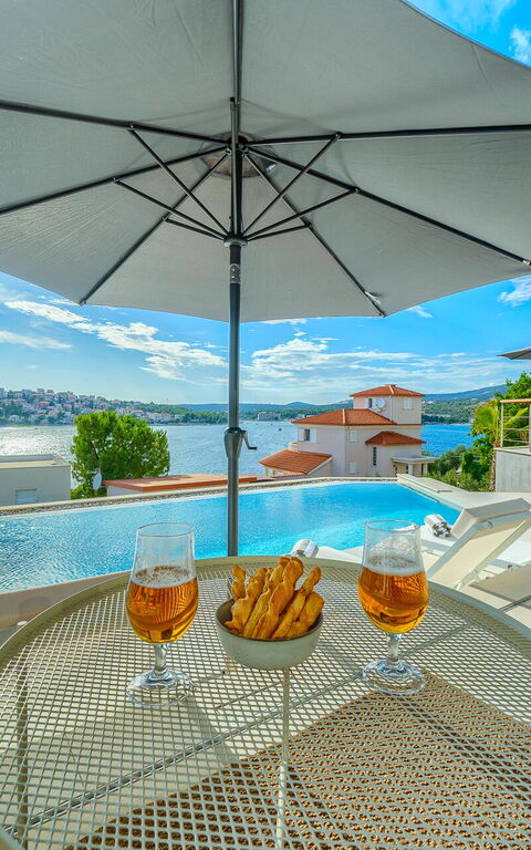 Villa Allina: Buitenkanten, Buitenshuis, Keer bekeken, zwembad