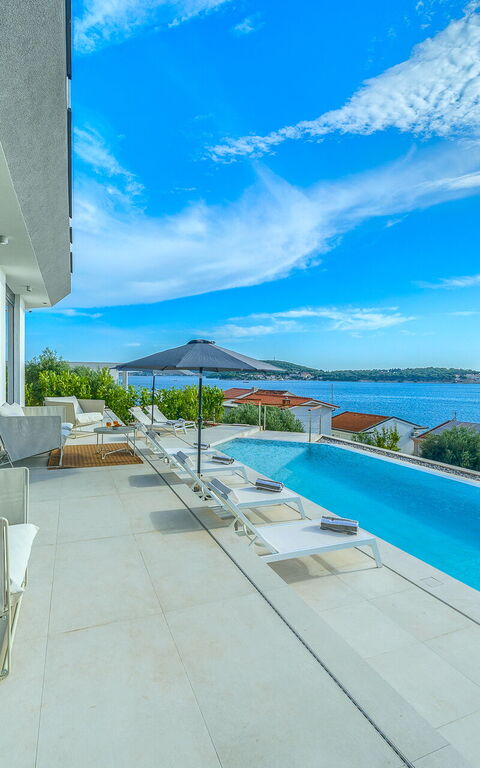 Villa Allina: Buitenkanten, Buitenshuis, Keer bekeken, zwembad