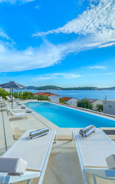 Villa Allina: Buitenkanten, Buitenshuis, Keer bekeken, zwembad