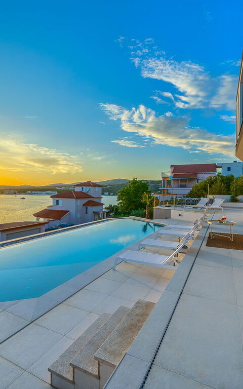 Villa Allina: Buitenkanten, Buitenshuis, Keer bekeken, zwembad