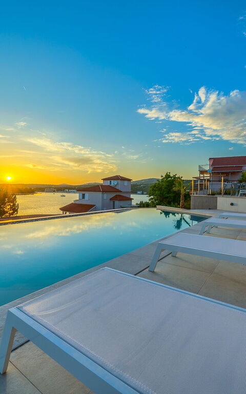 Villa Allina: Buitenkanten, Buitenshuis, Keer bekeken, zwembad