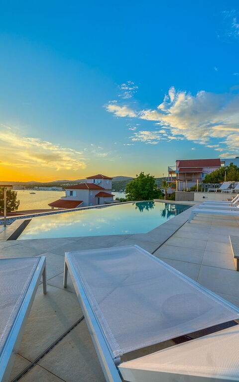 Villa Allina: Buitenkanten, Buitenshuis, Keer bekeken, zwembad