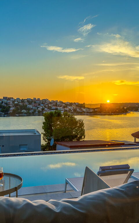 Villa Allina: Buitenkanten, Buitenshuis, Keer bekeken, zwembad