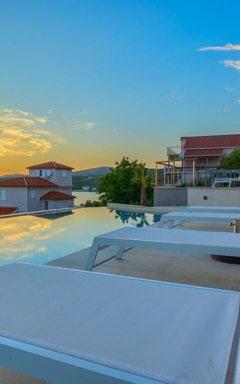 Villa Allina: Buitenkanten, Buitenshuis, Keer bekeken, zwembad