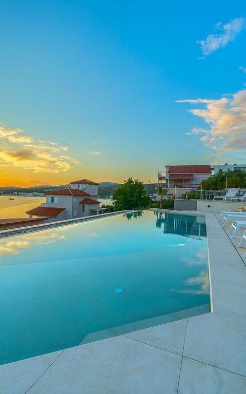 Villa Allina: Buitenkanten, Buitenshuis, Keer bekeken, zwembad